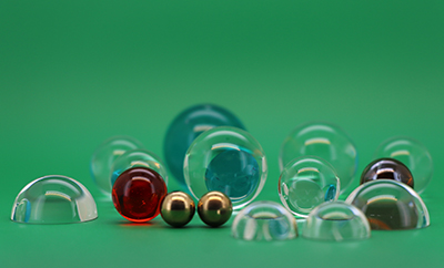 Lentes esféricas y semiesféricas: diseño y aplicación de elementos ópticos en miniatura